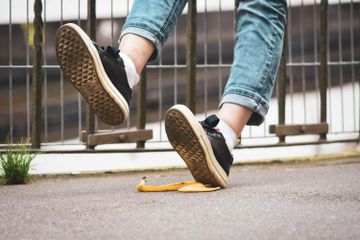 Terdapat berbagai macam istilah untuk menggambarkan jatuh dalam bahasa Jawa.