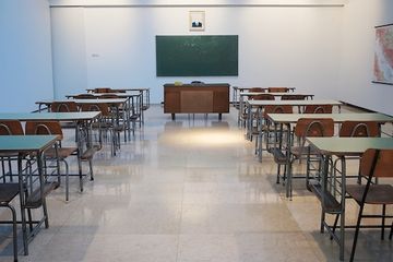 Jawab Soal Bahasa Inggris Kelas VII Chapter 4, Things in Classroom