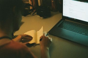 Terdapat soal pemahaman reading and writing pada buku Bahasa Inggris Kurikulum Merdeka kelas XI (SMA) Concluding Section 2, halaman 185-186.
