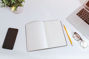 Di dalam buku Bahasa Indonesia Kurikulum Merdeka kelas IV halaman 153 terdapat soal-soal mencari kata penghubung antarkalimat.