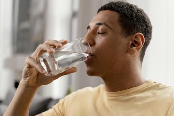 Manusia perlu minum air putih karena kebutuhan untuk memenuhi cairan dalam tubuh.