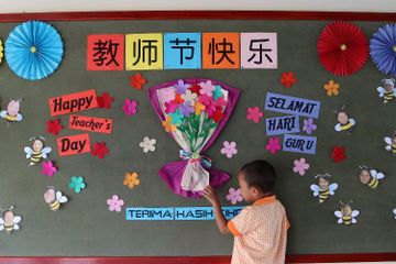 Guru memiliki panggilan yang berbeda dalam berbagai bahasa di dunia.