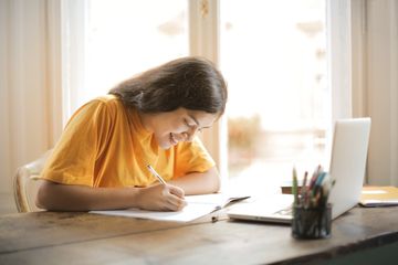 Terdapat soal verbs pada buku bahasa Inggris kelas IX edisi revisi 2018 Chapter 8, halaman 154-155, materi 'They are made in Indonesia'.