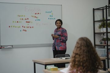 Terdapat soal verbs pada buku bahasa Inggris kelas IX edisi revisi 2018 Chapter 8, halaman 154-155, materi 'They are made in Indonesia'.