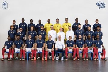 Timnas Prancis berhasil lolos ke babak 16 besar dan mematahkan kutukan juara bertahan Piala Dunia.