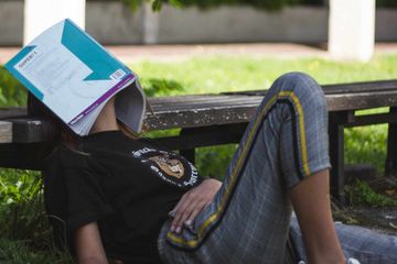 Terdapat beberapa istilah dalam bahasa Inggris untuk menyebut 'capek' selain 'tired'.