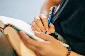 Terdapat soal analisis cerpen berjudul 'Hatarakibachi' pada buku Cerdas Cergas Berbahasa dan Bersastra Indonesia kelas XI, Bab 4, halaman 116.