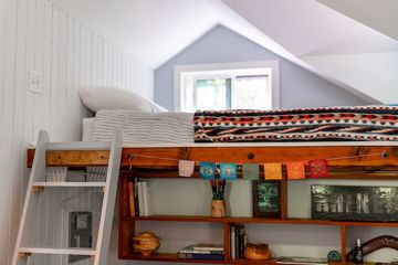 Kamar tidur anak laki-laki dalam bahasa Inggris disebut dengan boys bedroom.