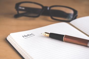 Terdapat soal write three notes pada buku Bahasa Inggris kelas VIII Chapter 12 halaman 205, materi 'Don't forget it, please!'.