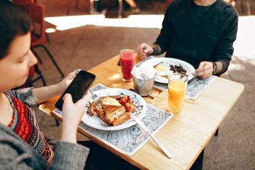 5 Istilah Makan dalam Bahasa Jawa dan Artinya