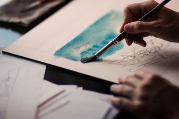 Terdapat soal Identifikasi Medium yang Digunakan pada Karya Seni Rupa 2D pada Bab 1: 'Berkarya  Seni Rupa Dua Dimensi (2D)' di halaman 4.