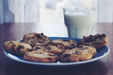 Cara Membuat Cookies Choco Chip untuk Stok Camilan di Rumah