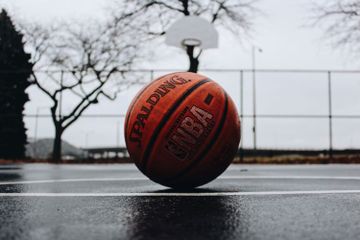 Terdapat soal-soal seputar teks SMP Merdeka Basketball Club di buku Bahasa Inggris Kurikulum Merdeka kelas VII.
