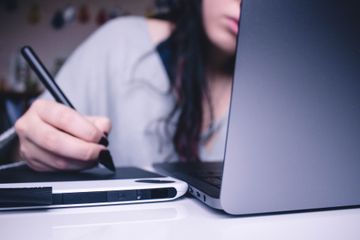 15 Contoh Penggunaan Kata She, Her, dan Hers dalam Bahasa Inggris
