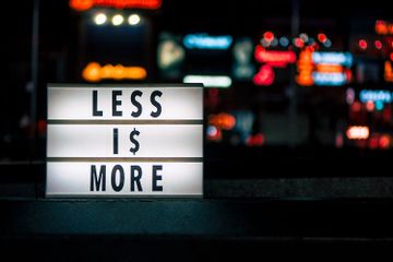 Perbedaan Penggunaan Fewer dan Less dalam Bahasa Inggris