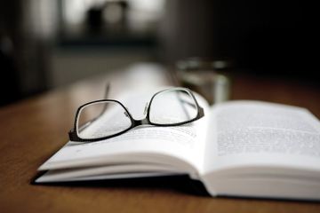 Seperti Apa Perbedaan Penggunaan Inside dan Within dalam Bahasa Inggris?