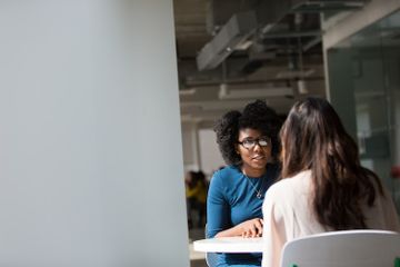 Untuk menanyakan aktivitas yang dilakukan seseorang, kita bisa menggunakan bahasa Jawa ngoko atau krama.