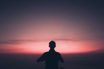 Identitas terbentuk melalui dua proses, salah satunya berupa pemberian secara alamiah.