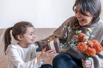 3 Ide Hadiah yang Cocok untuk Diberikan pada Ibu di Hari Ibu