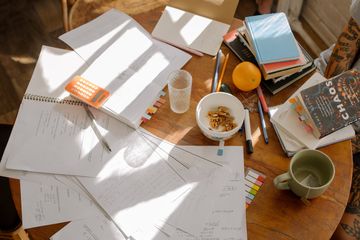 Will dan shall memiliki arti yang sama dalam bahasa Inggris, yaitu 'akan'.