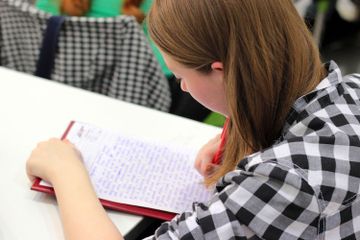 Kalimat Bahasa Inggris Menggunakan Kata Sifat Beserta Arti