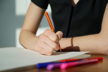 Di dalam buku Bahasa Inggris Kurikulum Merdeka kelas VII, terdapat soal progress check 2.