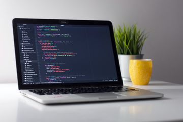 Jurusan Teknik Informatika dan Sistem Informasi fokus pada pembelajaran atau studi yang berbeda.