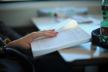 10 Contoh Kalimat Bahasa Inggris Menggunakan Conjunctive Adverb