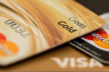 Bank di Indonesia terbagi menjadi tiga jenis, yaitu bank sentral, bank umum, dan bank perkreditan rakyat.