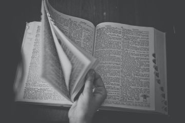 Perbedaan Penggunaan Verb 1 dan Verb-ing dalam Bahasa Inggris
