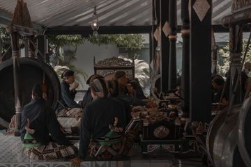 Gamelan dan joglo adalah contoh ragam objek budaya lokal.