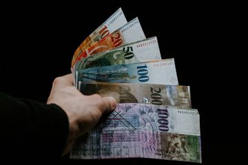 Motif transaksi adalah salah satu motif  dalam memegang uang menurut teori permintaan uang Keynes.