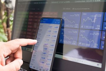 Terdapat beberapa contoh sikap selektif terhadap perkembangan IPTEK di bidang ekonomi.