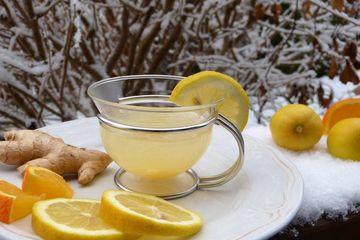 Teh jahe lemon adalah minuman hangat menyegarkan yang dapat dibuat dengan mudah di rumah.