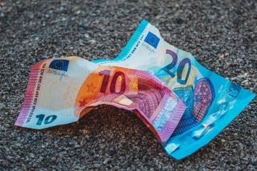 Penyebab inflasi terbagi menjadi dua, yaitu demand pull inflation atau cost push inflastion.