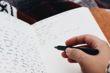 Terdapat soal 'Problems Involving the Characters' pada buku Bahasa Inggris kelas IX, Chapter 7, halaman 143, materi Sangkuriang.