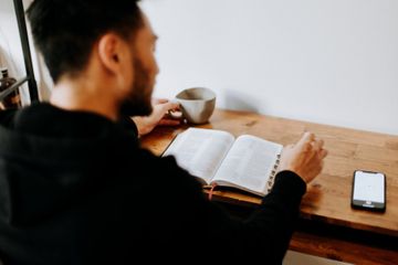 Terdapat soal pemahaman adverbial pada teks 2 pada buku Bahasa Inggris kelas XII (SMA), Chapter 9 halaman 121, materi 'Do It Carefully!'.