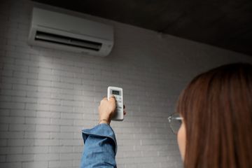 Apa Dampak Terlalu Lama Berada di Ruangan Ber-AC untuk Kulit?