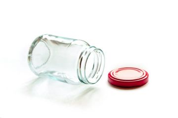 Untuk mensterilkan wadah kaca seperti stoples atau botol dapat dilakukan dengan beberapa cara.