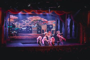 Terdapat soal seputar pementasan teater pada buku Seni Budaya kelas X, Semester 2, Bab 15, hal. 160, materi 'Merancang Pementasan Teater'.