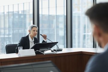 Adanya kesamaan tujuan membuat debat tergolong dalam teks eksposisi.