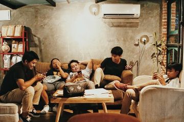 Kemajuan iptek di bidang sosial bisa memberikan pengaruh positif dan negatif.