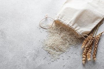 Di bulan Ramadan, umat muslim wajib menunaikan zakat fitrah.