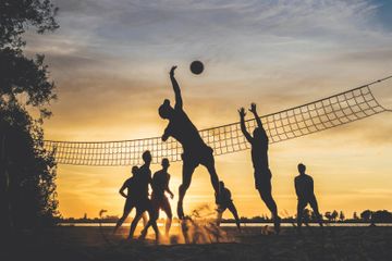 Fungsi passing atas adalah untuk memberikan umpan atau memberikan bola kepada teman satu regu.