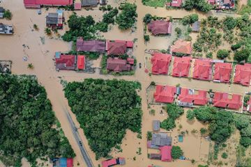 Adaptasi bencana terhadap bencana banjir bisa dilakukan dengan berbagai bentuk, salah satunya bentuk aktif.
