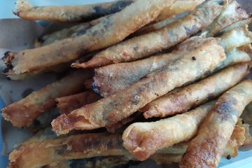 Piscok atau pisang cokelat adalah camilan mudah dibuat di rumah.