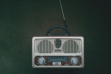 Frequency Modulation merupakan kepanjangan dari FM pada radio.