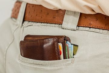 Kebijakan moneter diterapkan bank sentral untuk mengatur peredaran uang di masyarakat.