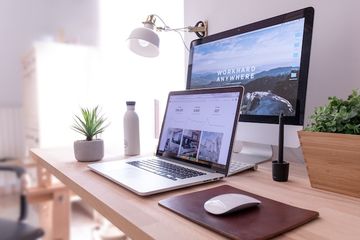 Terdapat beberapa istilah dalam bahasa Inggris yang berhubungan dengan komputer dan perangkatnya.