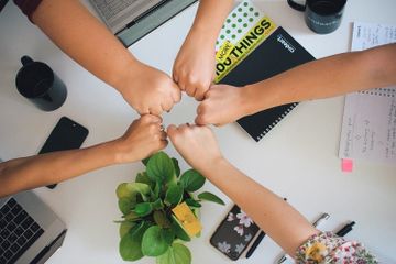 Ada sejumlah contoh tindakan yang menunjukkan usaha dalam membina persatuan dan kesatuan.